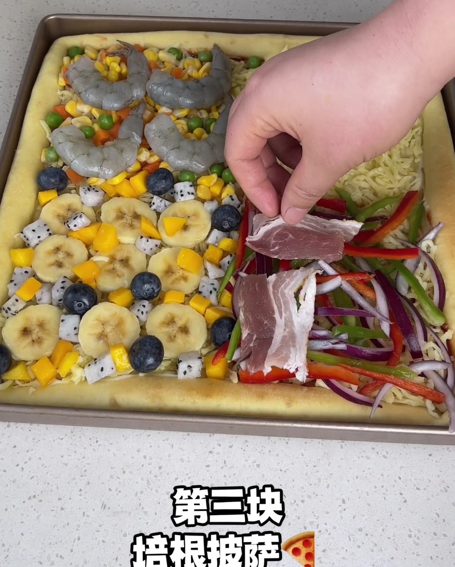Eine Hand schiebt die quadratische Backform mit dem eingestochenen Pizzateig zum Vorbacken in den Ofen.