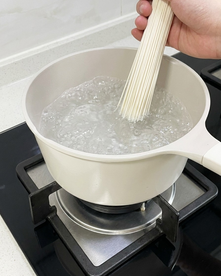 Ramen-Nudeln kochen in einem Topf mit Wasser.
