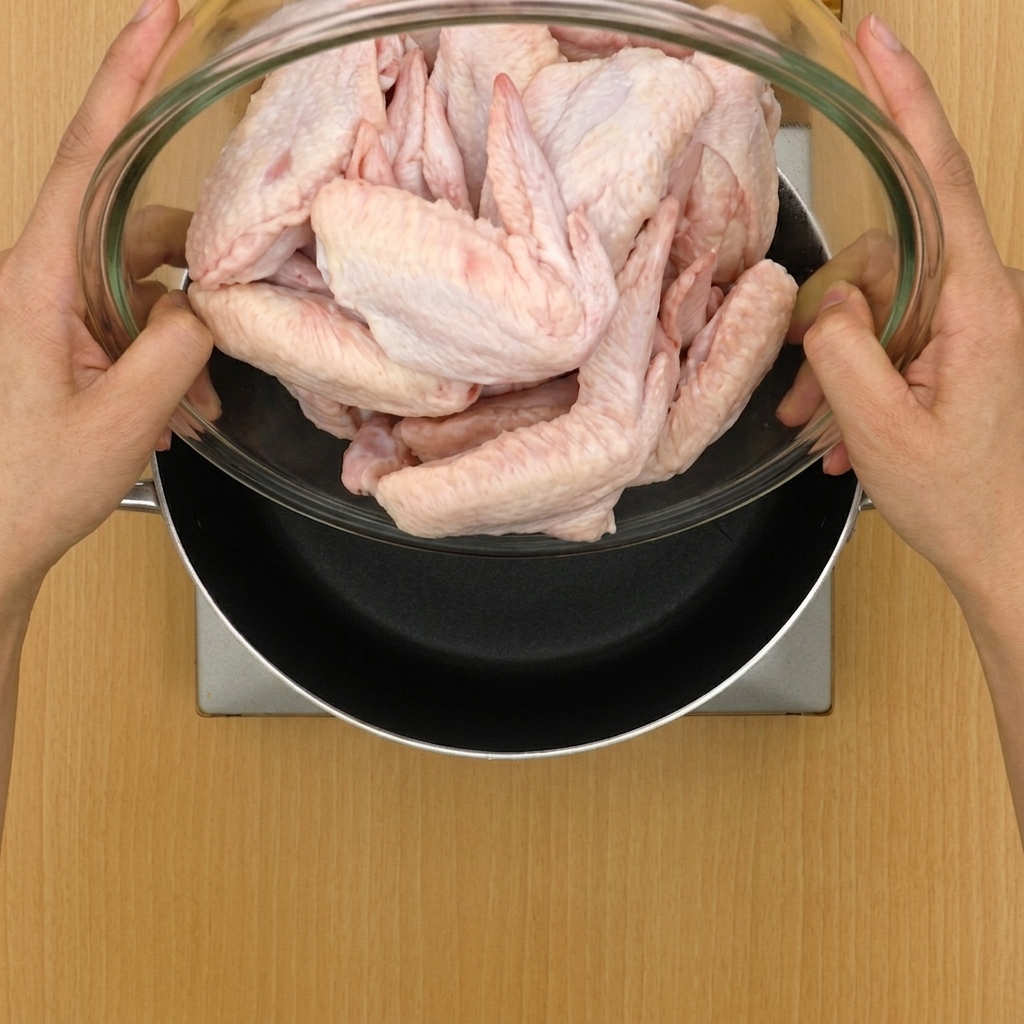 Hähnchenflügel und Aromaten werden in einen großen, mit Wasser gefüllten Topf gegeben.