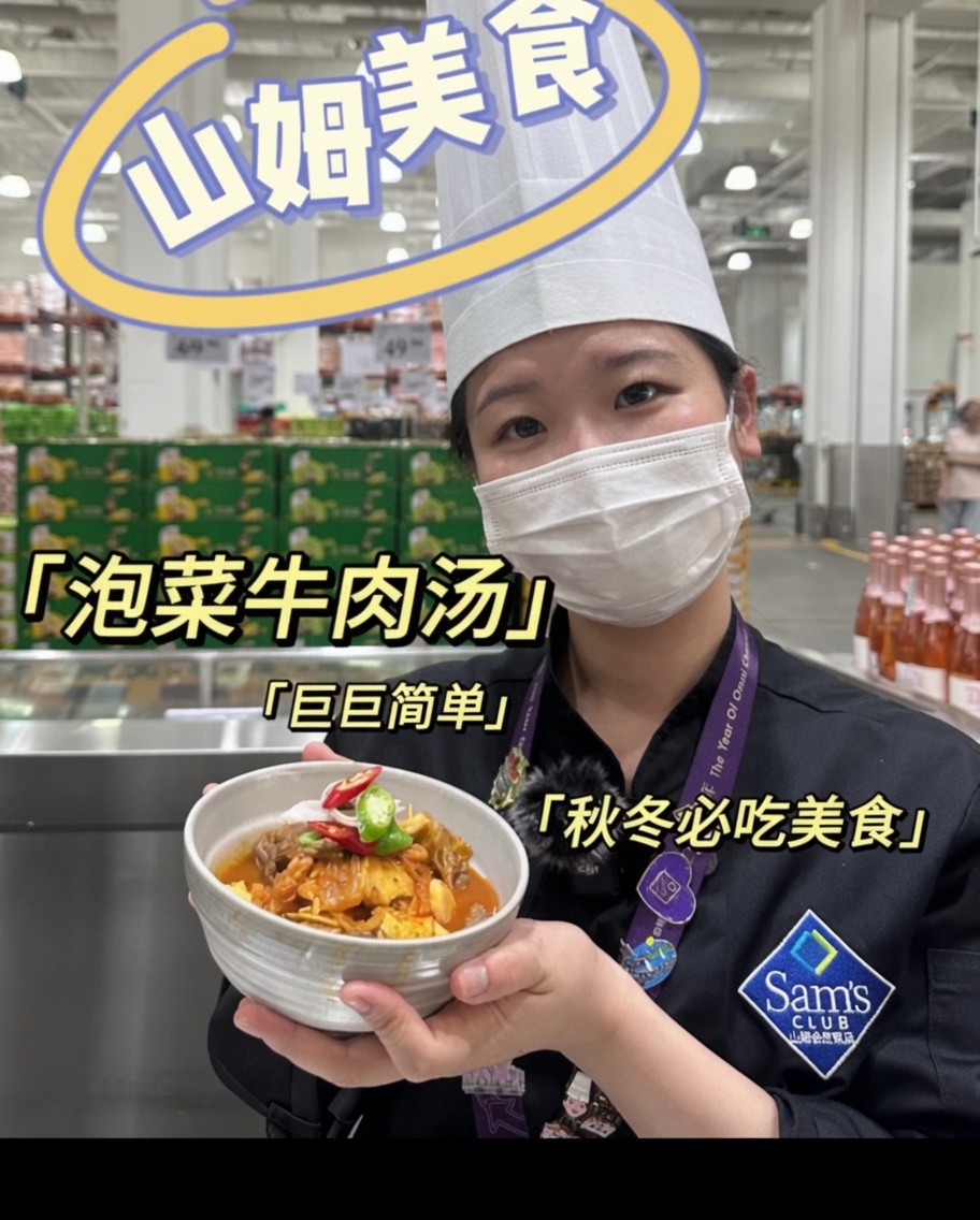 Kimchi wird zusammen mit den angebratenen Aromaten in einer Pfanne angebraten.
