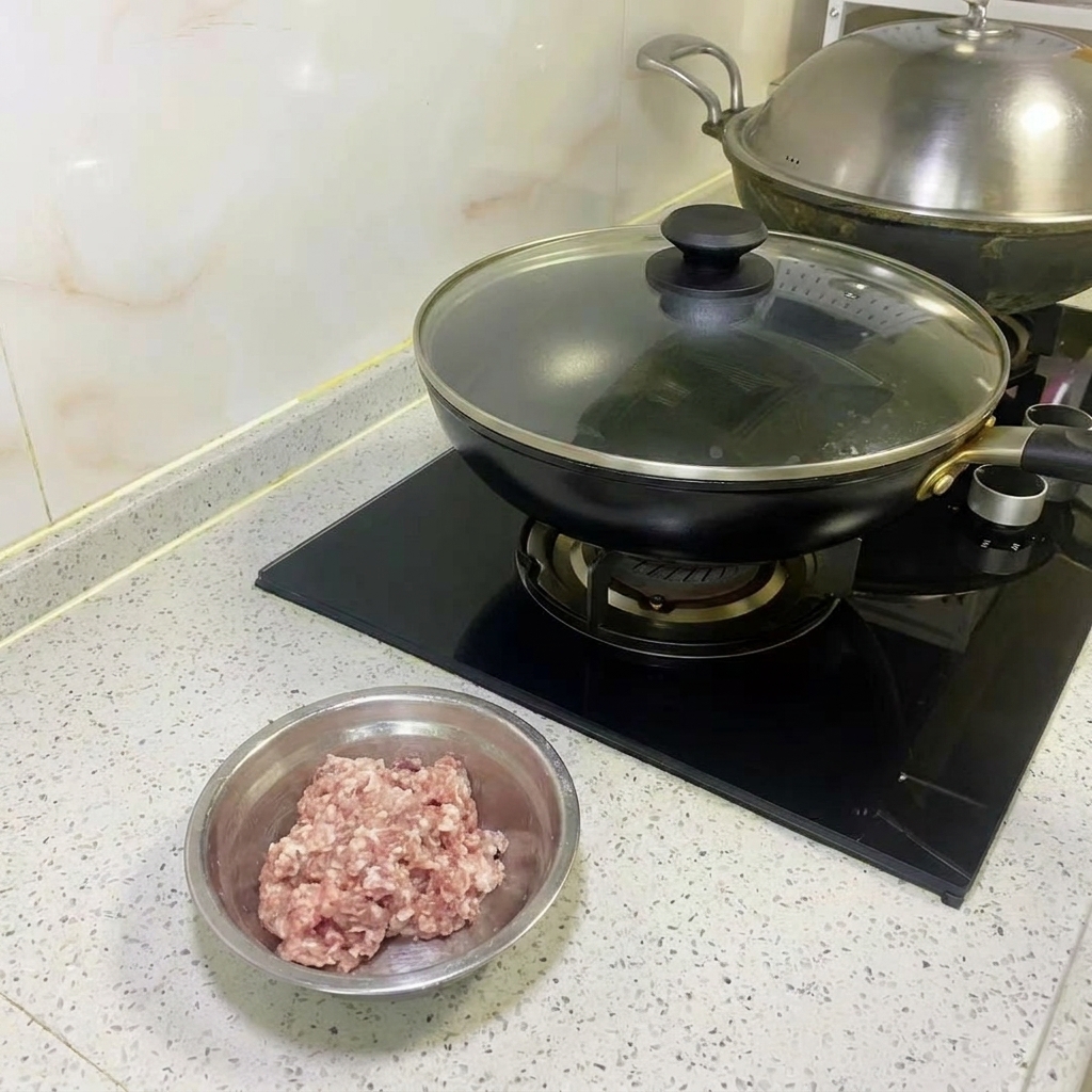 Eine Schicht aus gehobeltem Weißkohl wird in einer beschichteten Pfanne verteilt.