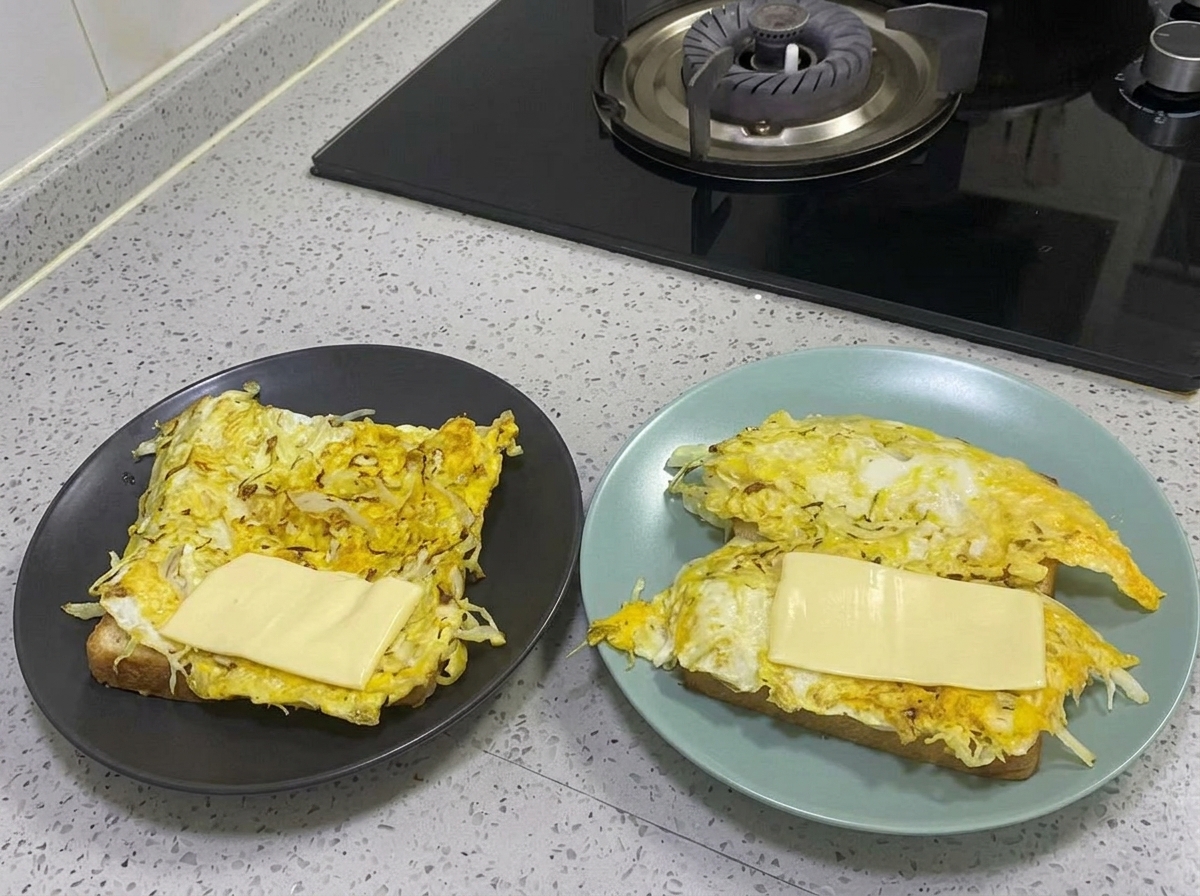 Honig-Senf-Sauce wird über die Käseschicht geträufelt.