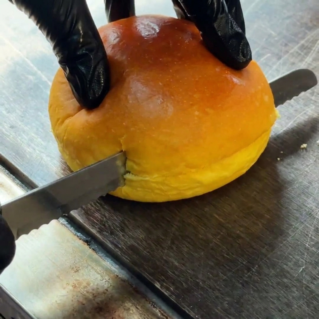 Burgerbrötchen wird halbiert.
