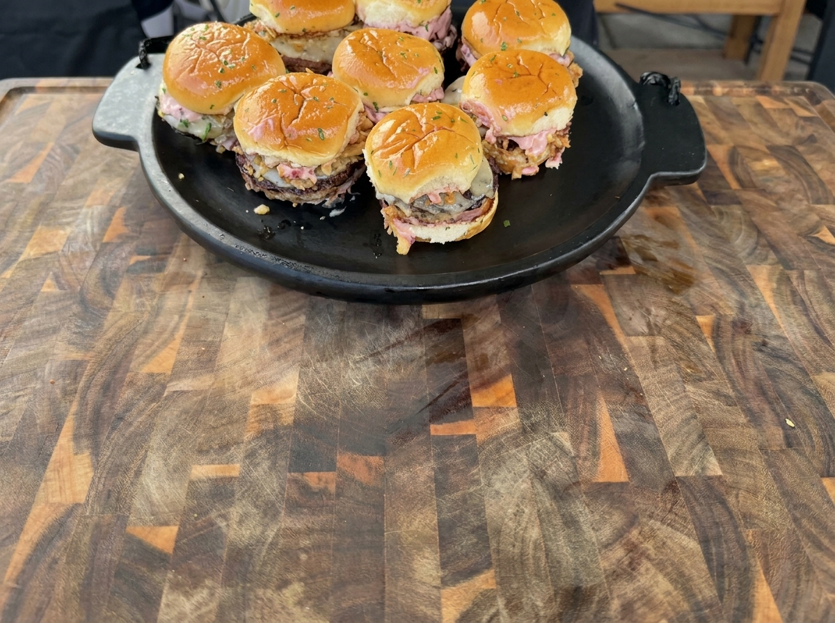 Truthahn-Patties braten auf einer heißen Grillplatte mit goldbraunen Rändern.