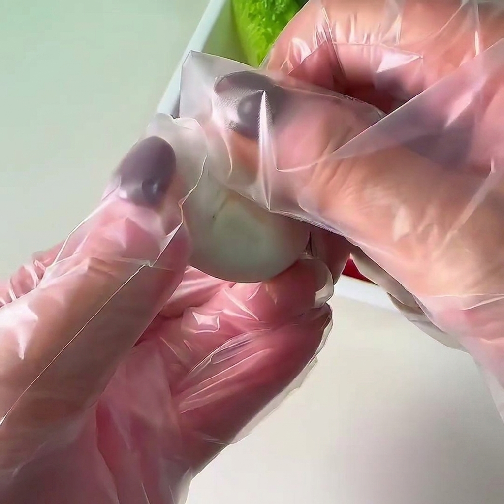 Frische weiße Champignonköpfe bereit zur Zubereitung.