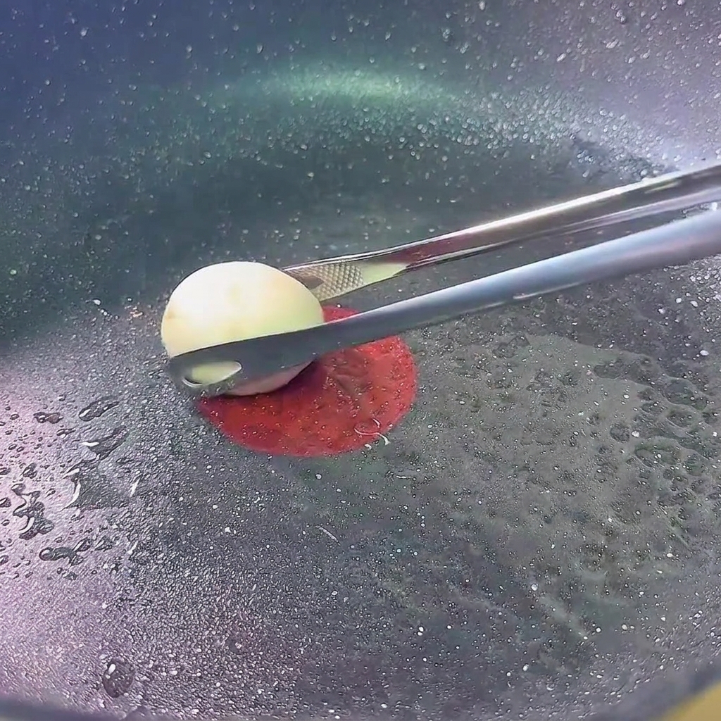 Champignonköpfe bräunen in einer Pfanne bei geringer Hitze.