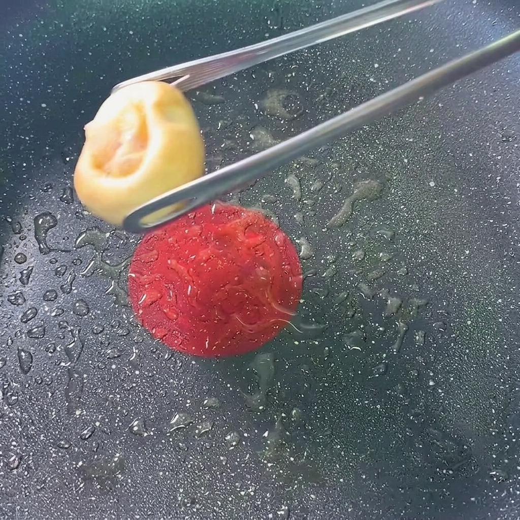 Mit Garnelen gefüllte Champignonköpfe in der Pfanne.