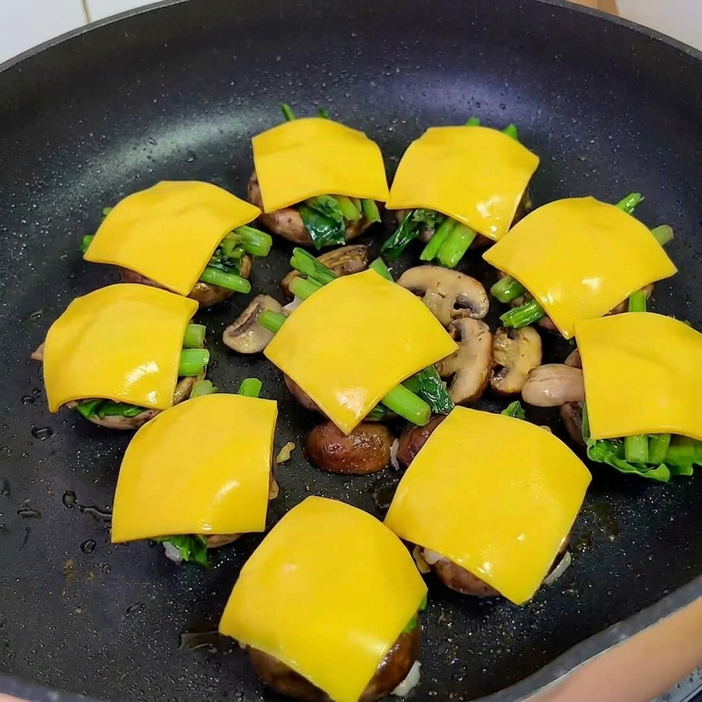 Pfanne mit Deckel, die Pilzburger dämpfen, um den Käse zu schmelzen.