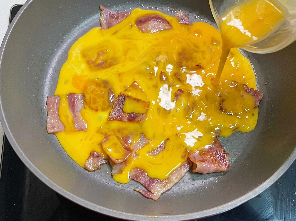 Mit Butter bestrichene Burger-Brötchen, die in einer Pfanne goldbraun rösten.