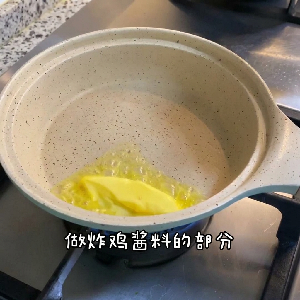 Eine kleine Pfanne mit Butter, Käse und weiteren Saucenzutaten wird auf dem Herd gerührt.