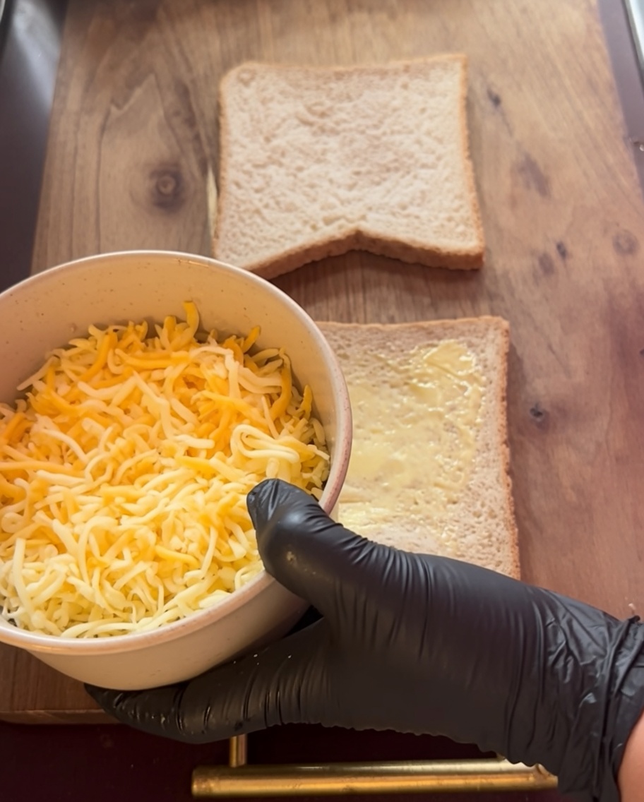 Käsescheiben werden auf die gebutterten Brotscheiben gelegt.