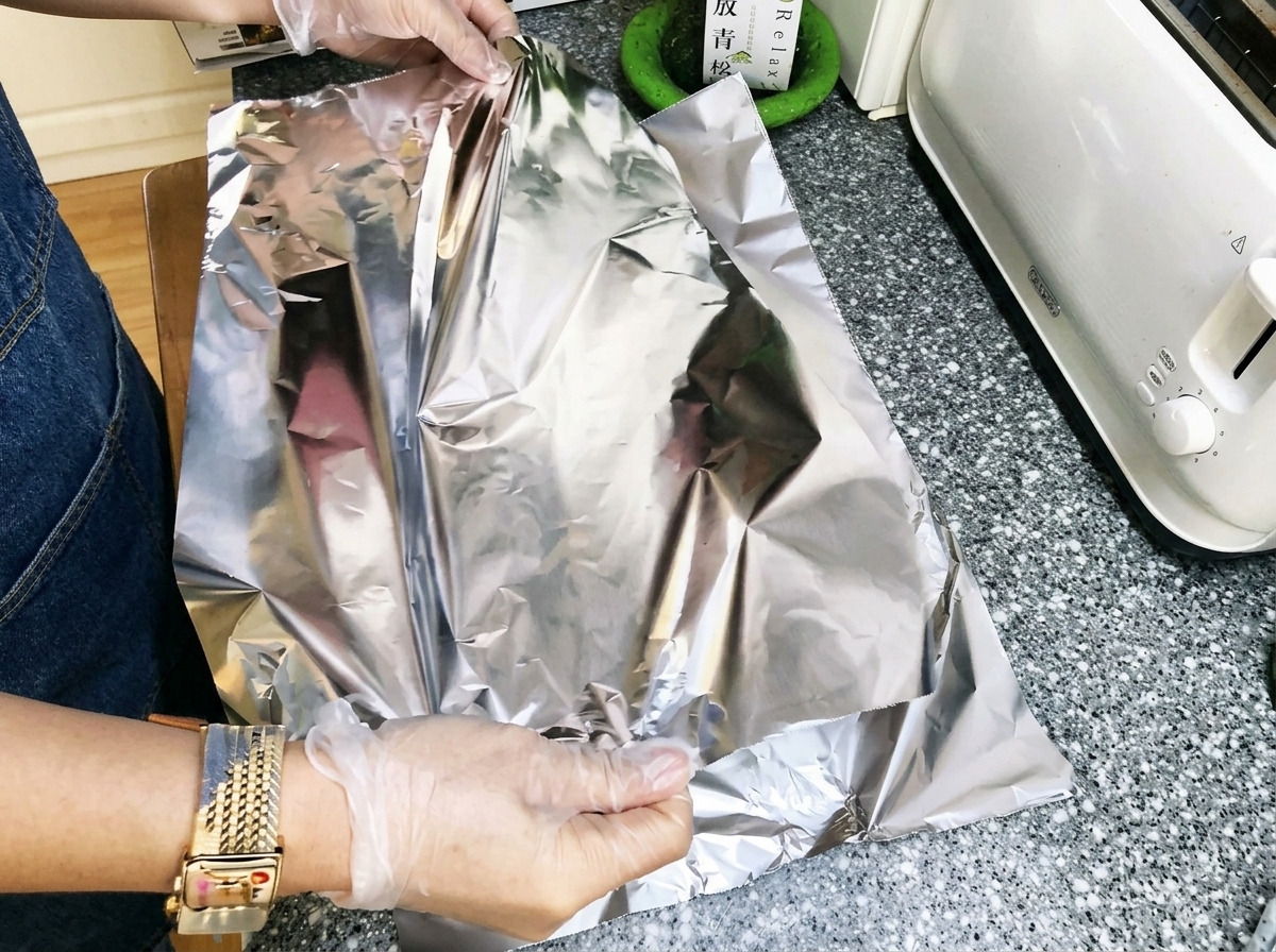 Die Rippchen werden in Alufolie dicht eingepackt.