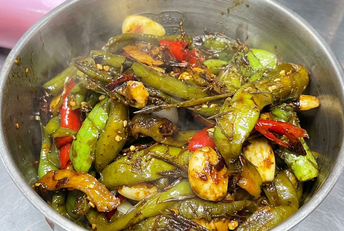 Die fertige Chili-Mischung wird mit einer Zange in einen Mixer umgefüllt.