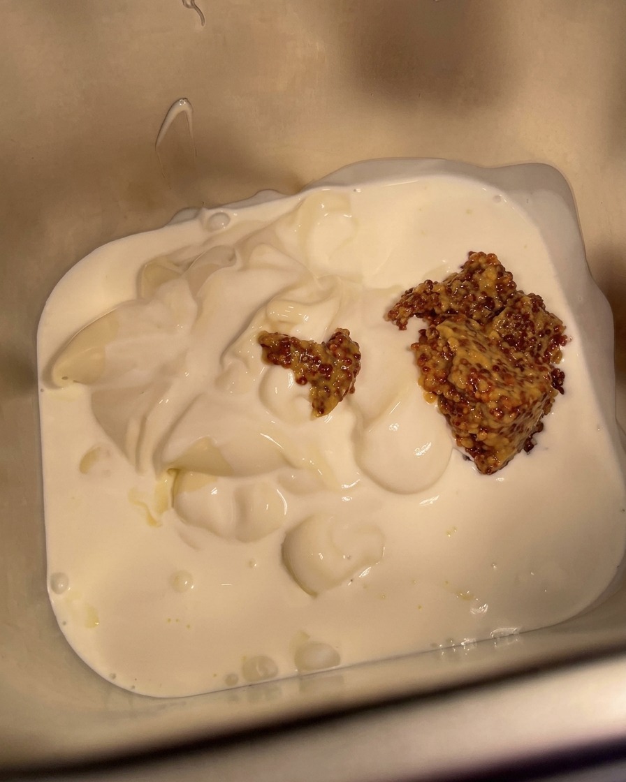 Fein gehackte weiße Zwiebeln werden in den Behälter gestreut.