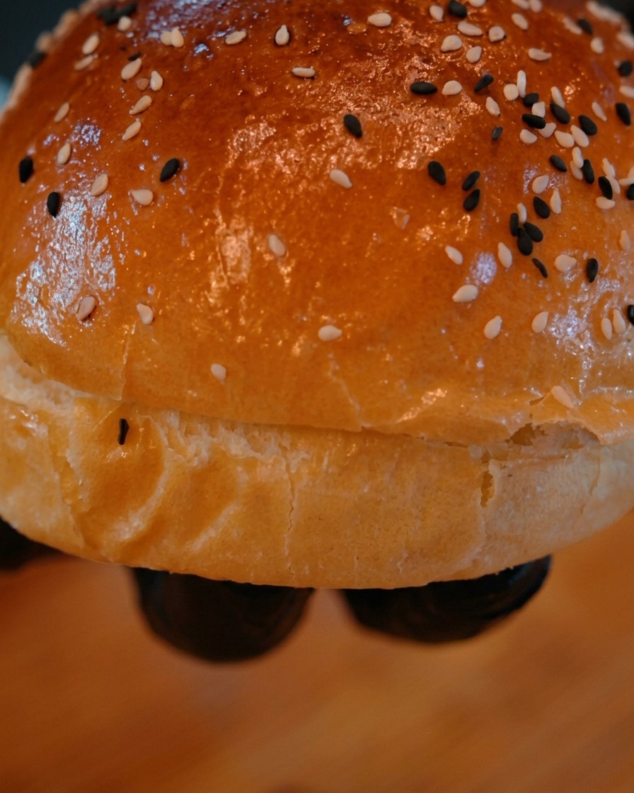 Geheimsoße wird über das Fleisch und die Zwiebeln während des Bratens auf der Grillplatte gegossen.