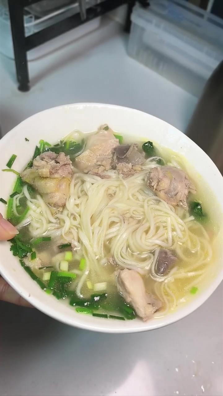 Klassische hausgemachte Hühner-Nudelsuppe