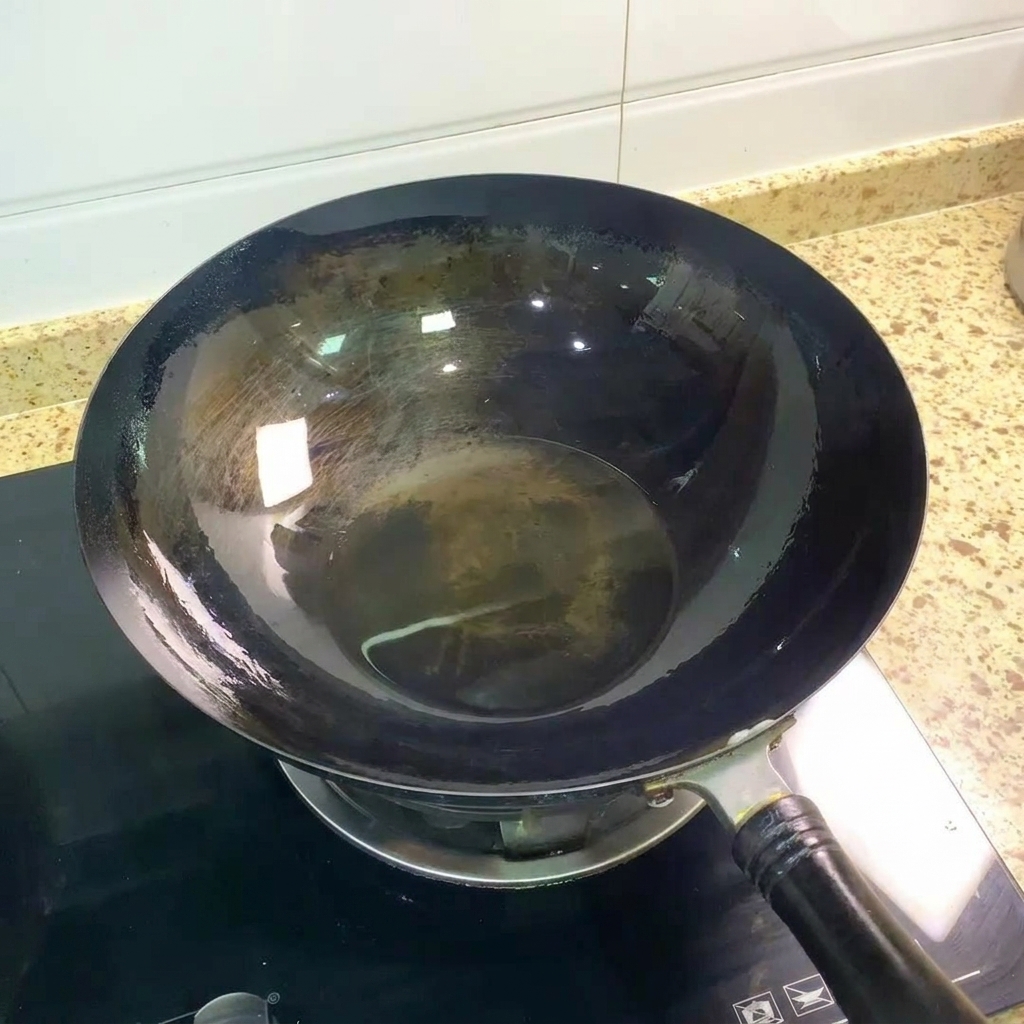 Hähnchenbruststreifen beim Anbraten in einem heißen Wok.