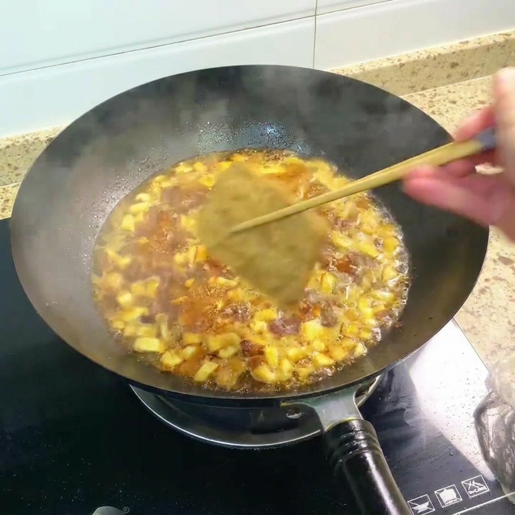 Frittierte Tofustücke schmoren in einer reichhaltigen, dunklen Brühe.