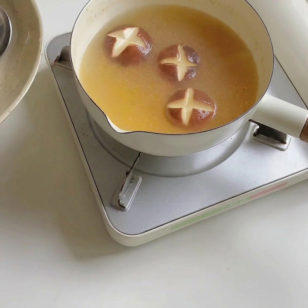 Ramen-Nudeln werden in der kochenden Brühe weich.