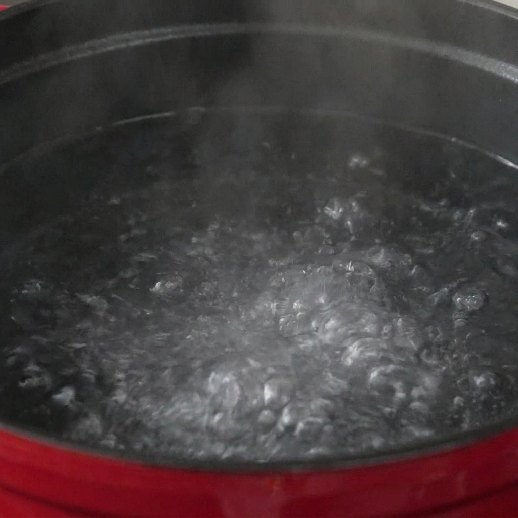Pasta in einem großen Topf mit kochendem Wasser.
