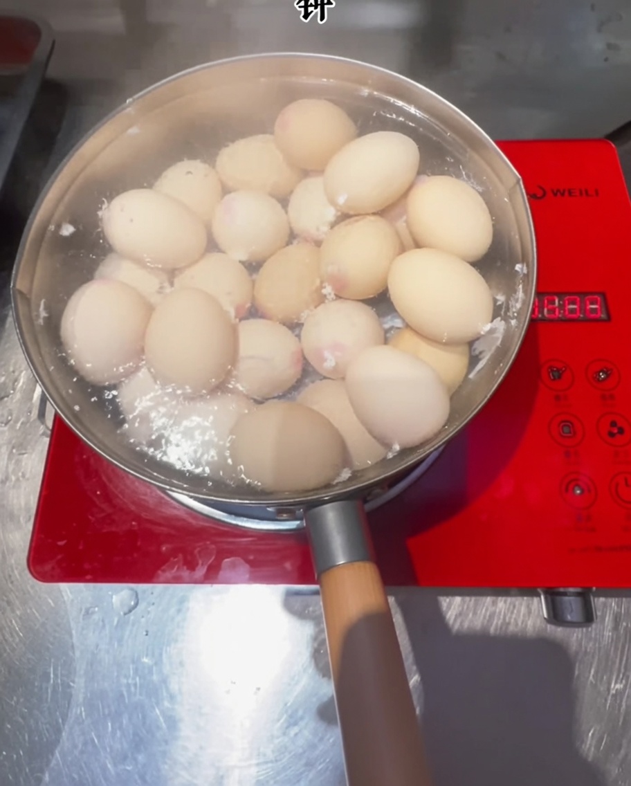 Eier kochen in einem Topf mit Wasser auf einem Induktionsherd.