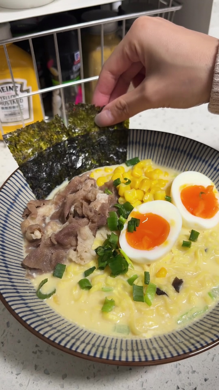 10-Minuten Tonkotsu-Style Instant-Ramen-Hack