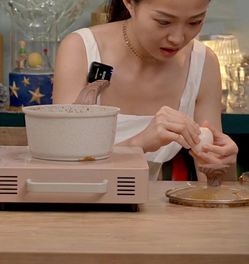 Geschälte weichgekochte Eier werden in den Topf mit der Chashu-Marinade gelegt.