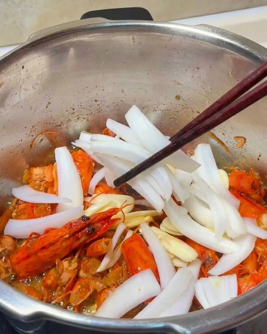 Knoblauch und Zwiebeln werden unter die Schalen gehoben.