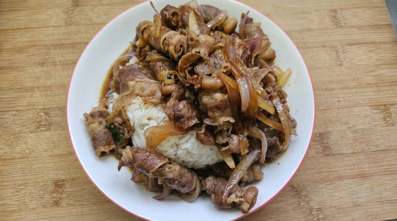 Klassisches japanisches Gyudon (Rindfleisch-Bowl)