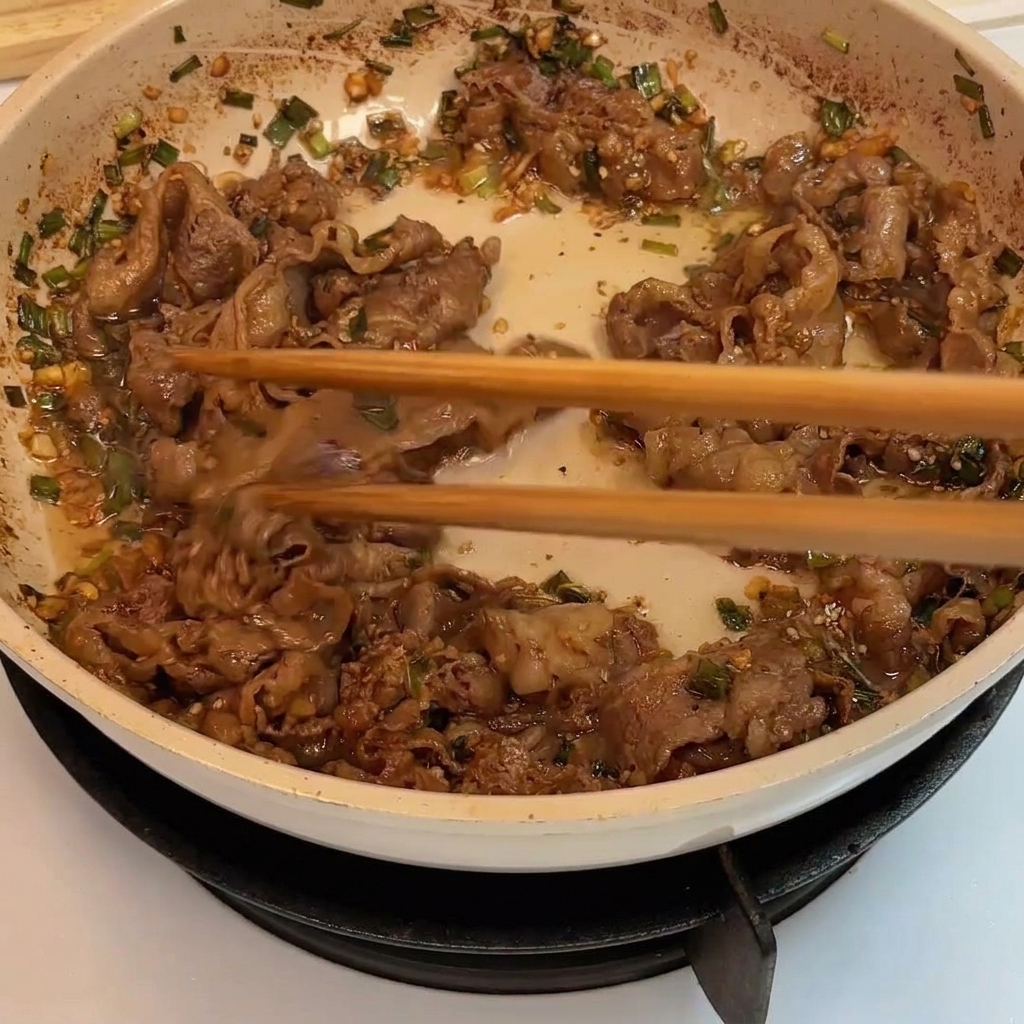 Rindfleisch, das in der Pfanne fertig gebraten wird.