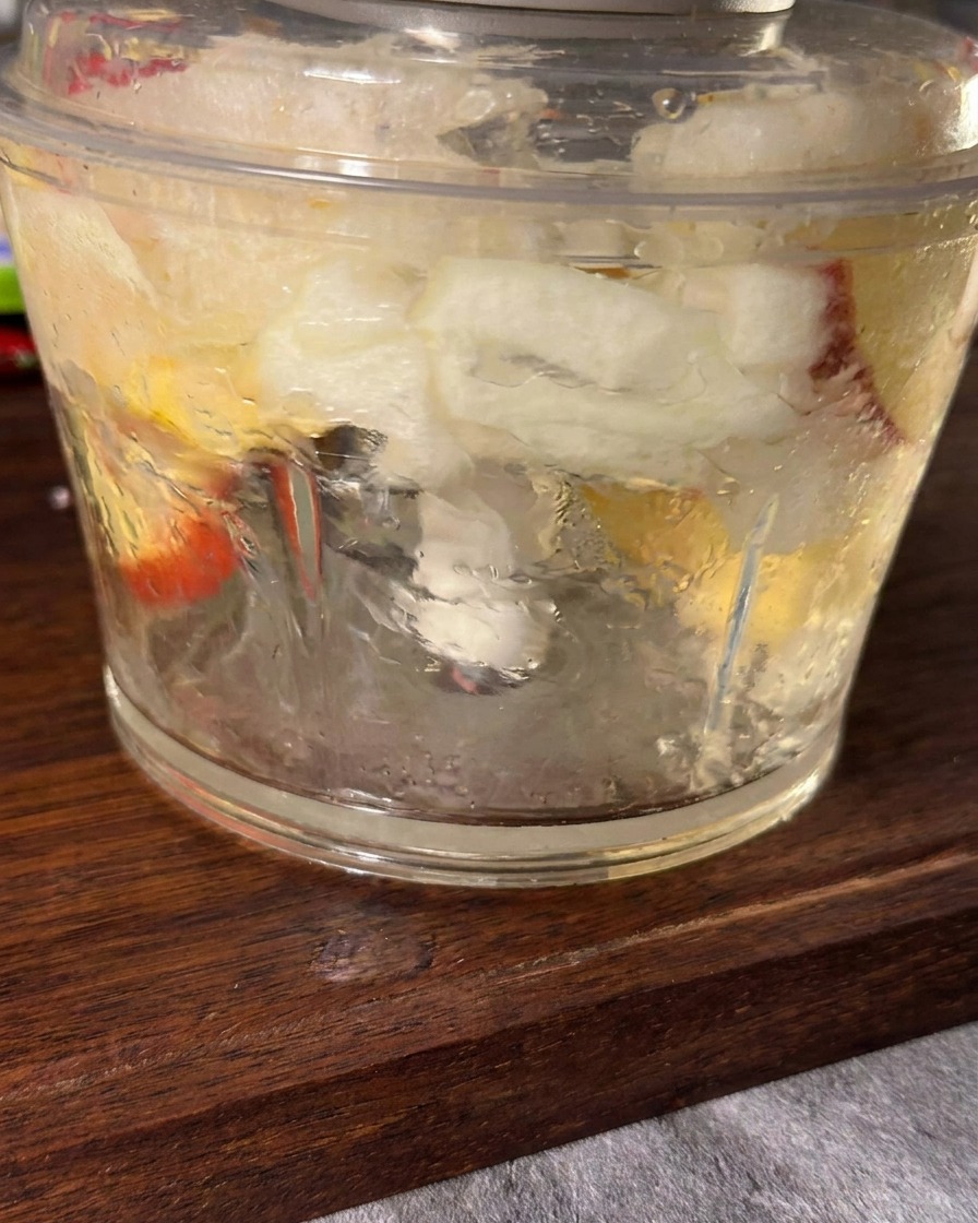 Ein glattes, püriertes Gemisch aus Apfel, Zwiebel, Knoblauch und Ingwer im Mixer.