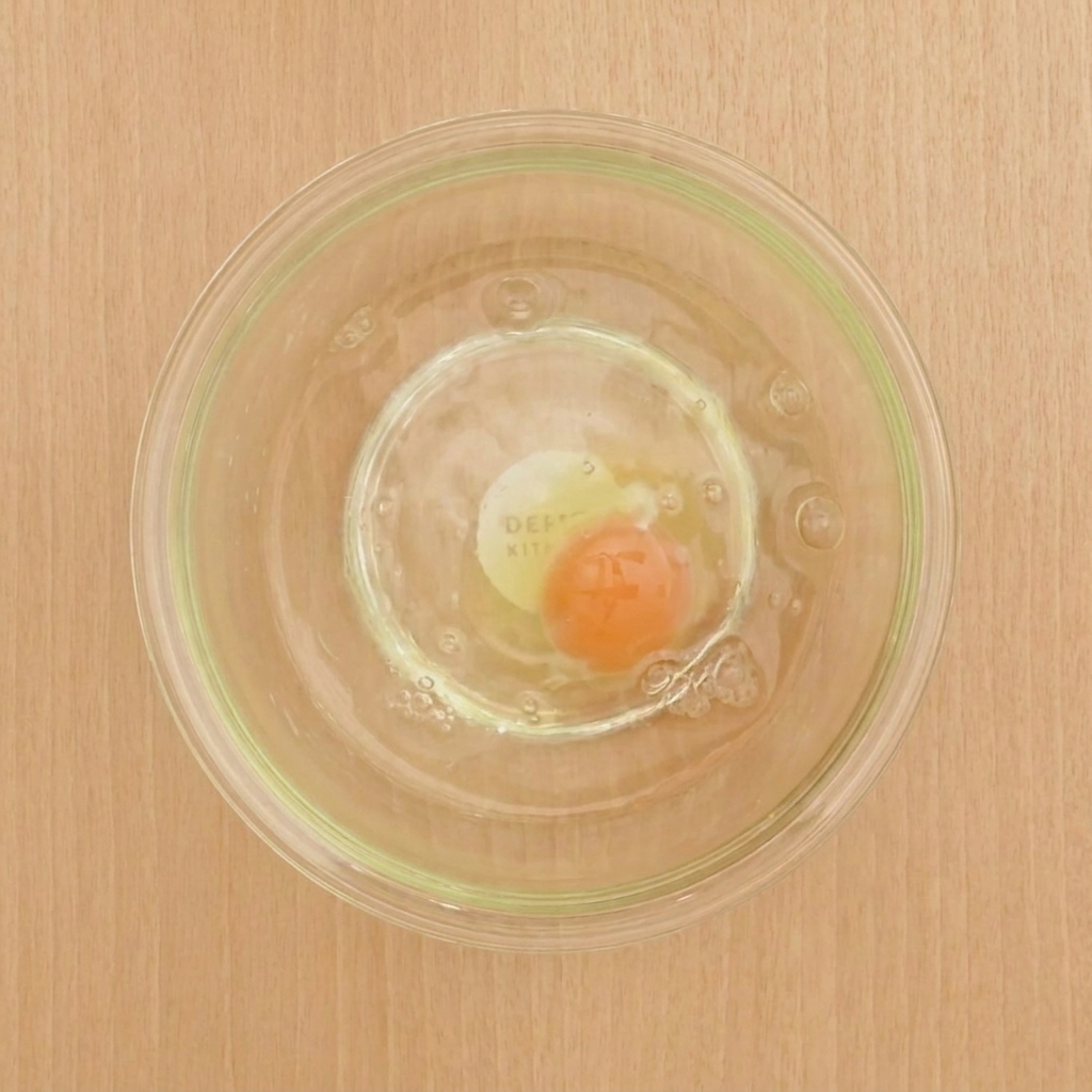 Eine Schale mit dem gemischten Ei, kaltem Wasser, Mehl und Stärke, ergibt einen glatten Tempura-Teig.