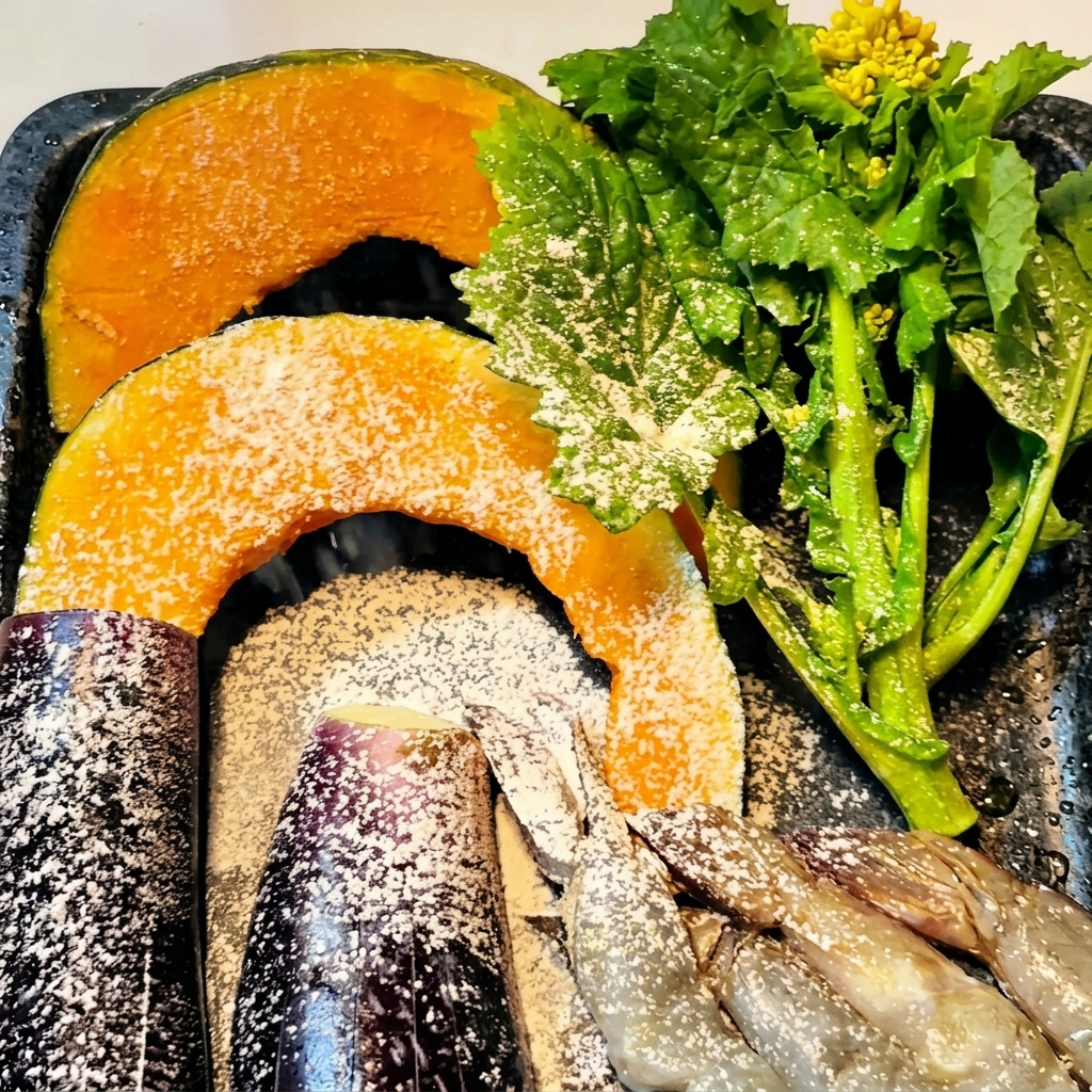 Kürbisscheiben, Auberginenstücke und rohe Garnelen, die auf einem Backblech mit einer feinen Schicht Mehl bestäubt sind.