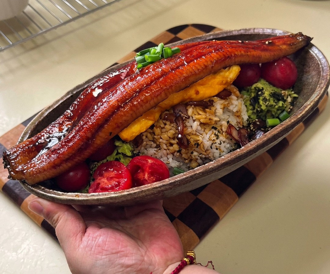 Gewürfelte rote Zwiebeln köcheln in einer eingedickten, dunklen Teriyaki-Sauce.