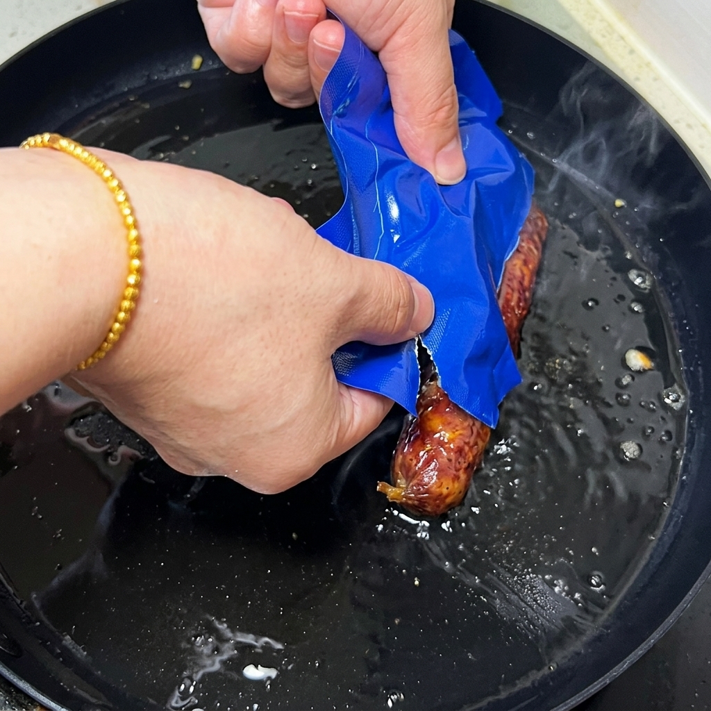 Gegrillte Aalfilets werden in die Pfanne auf das gegarte Rührei gelegt.