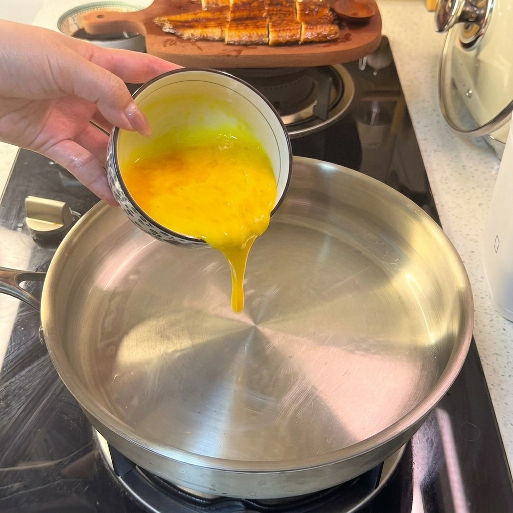 Flüssige Eimischung trifft auf eine heiße Pfanne und beginnt, zu einer dünnen Schicht zu stocken.