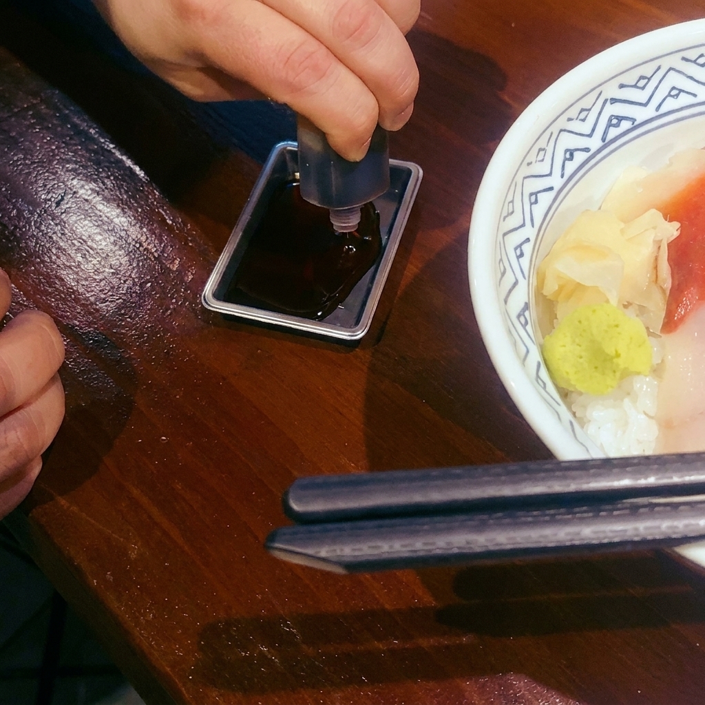 Rote Currypaste, die in einer Pfanne mit Kokoscreme köchelt.
