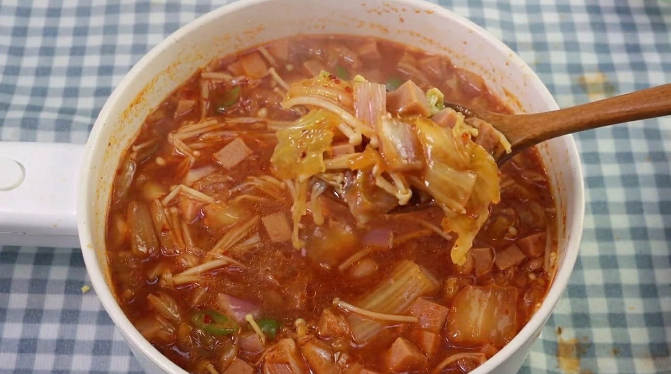 Würzige koreanische Kimchi-Pilz-Suppe