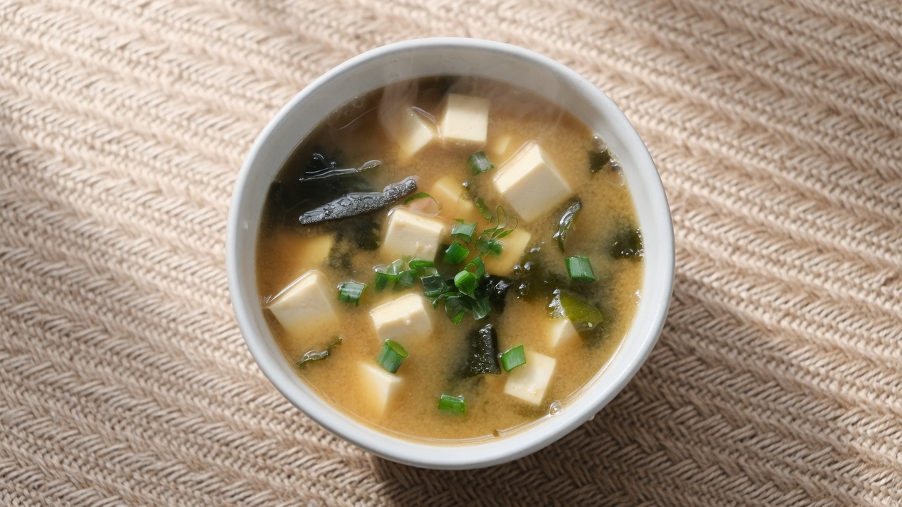 Kalorienarme Miso-Suppe mit Tofu und Wakame