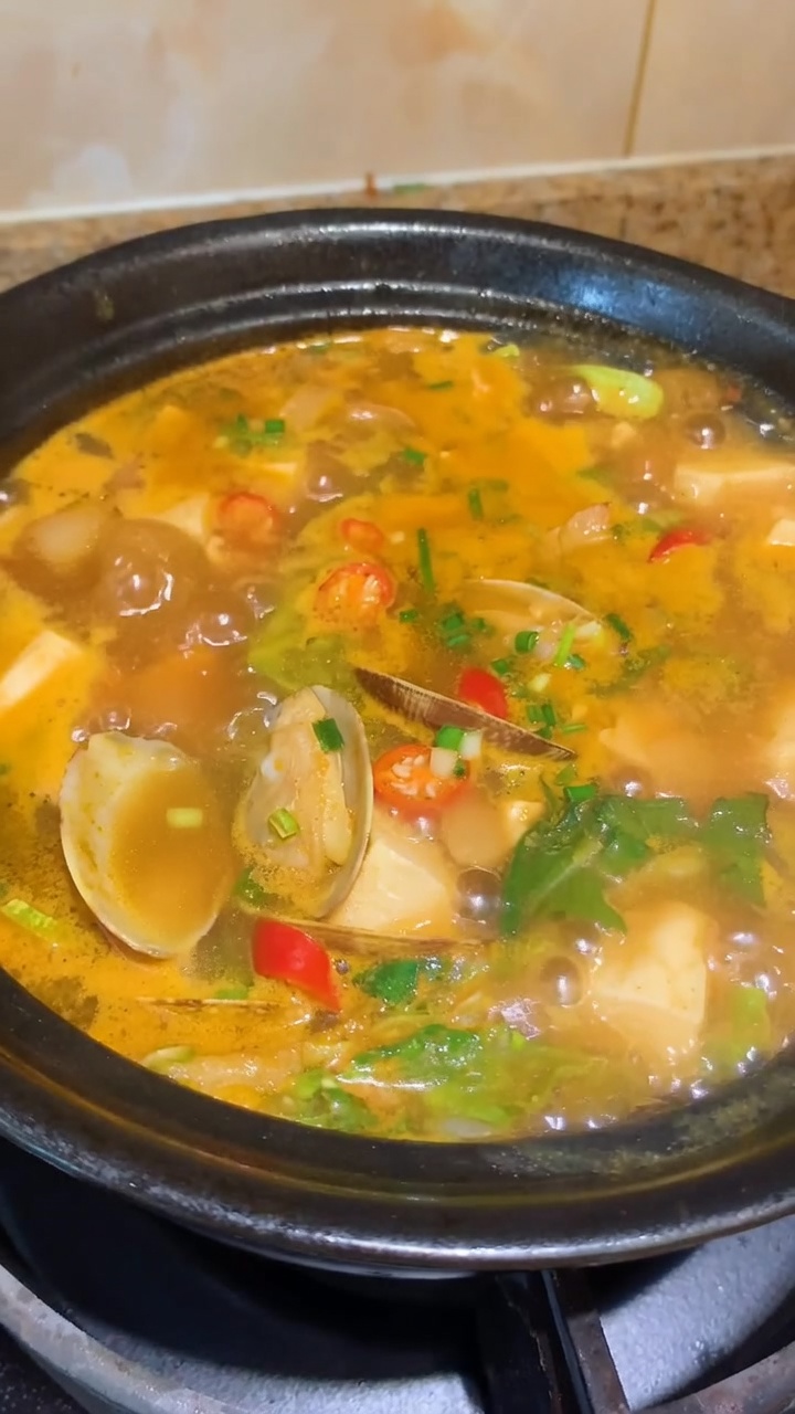Koreanischer Sojabohnenpaste-Eintopf (Doenjang-jjigae)