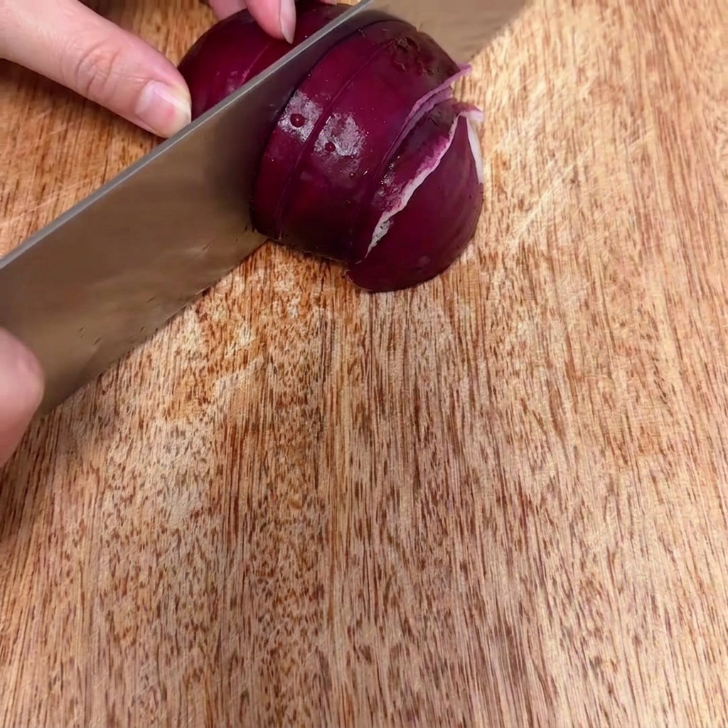 Rote Zwiebel wird in feine, kleine Stücke auf einer Holzoberfläche gehackt.