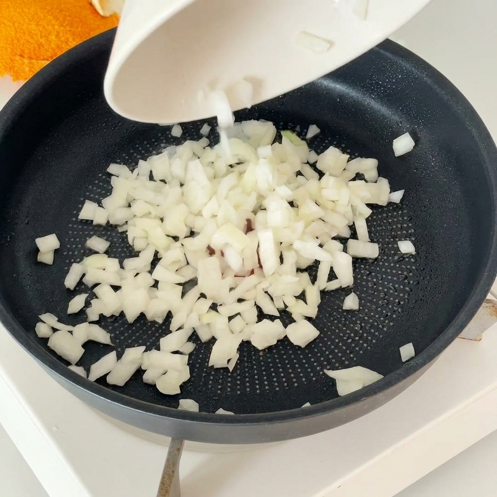 Ein rundes, geformtes 120 g schweres Hamburger-Patty wird von Hand zubereitet.