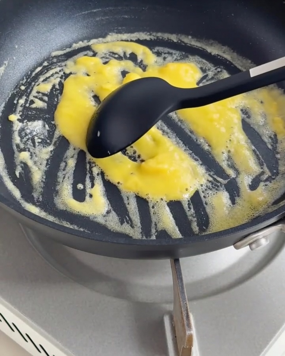 Sahne und Milch werden in die Pfanne zur Roux gegossen und zu einer glatten weißen Sauce verrührt.