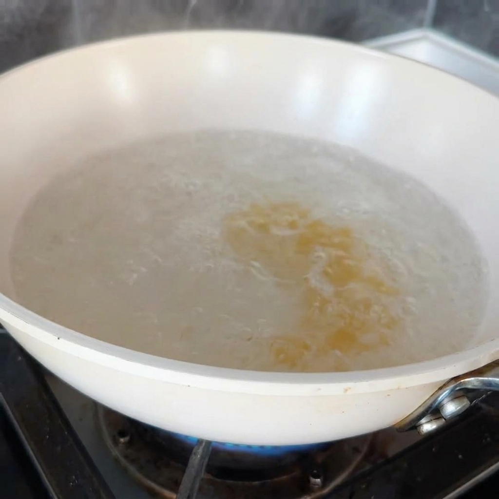 Fusilli-Nudeln kochen in einem großen Topf mit Wasser auf dem Herd.