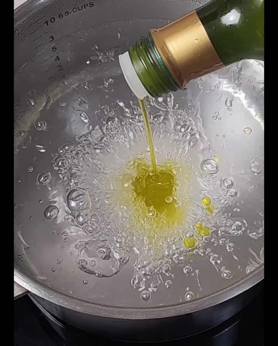 Spaghetti in einem Topf mit kochendem Wasser.