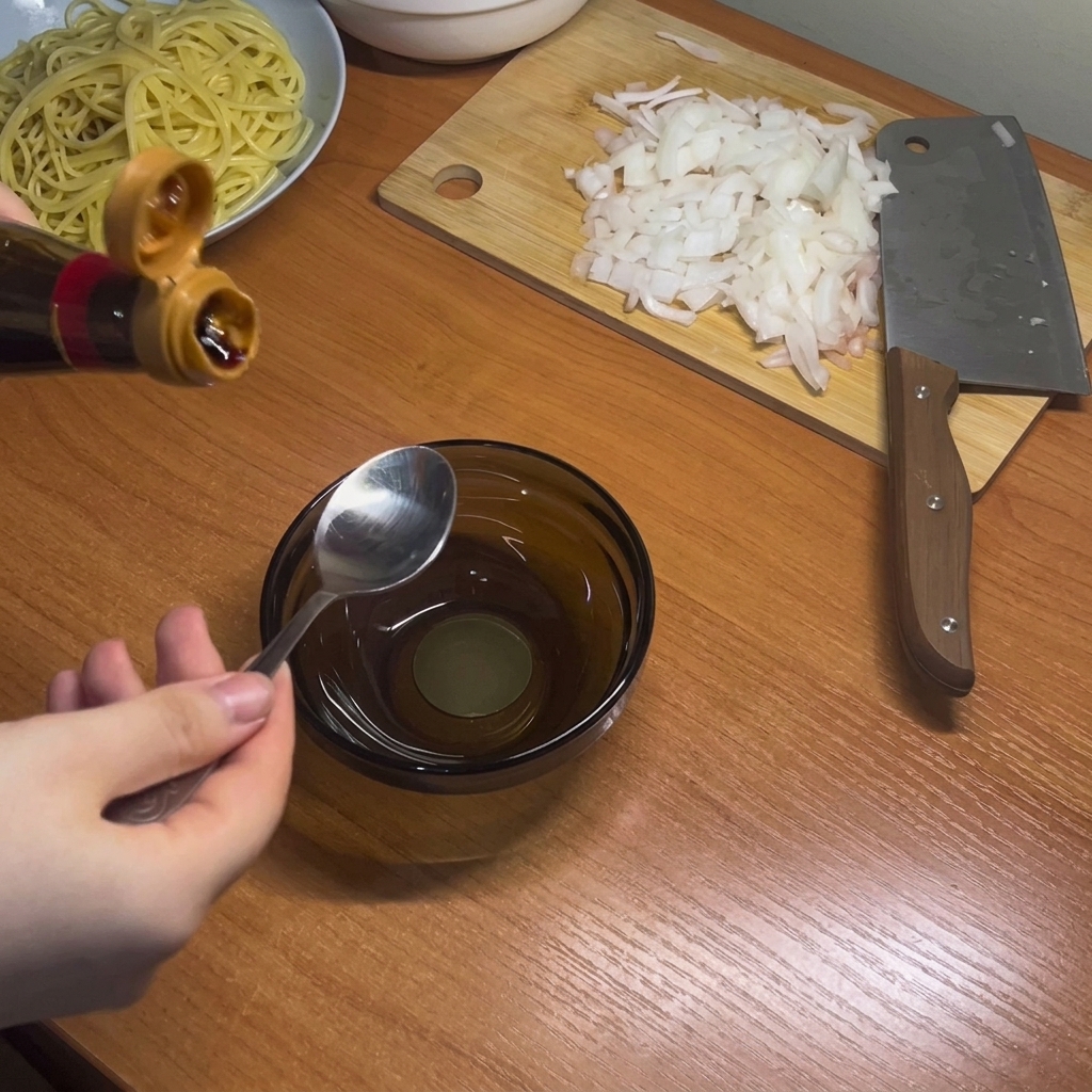 Dunkle Saucenzutaten werden in einer kleinen Glasschale vermischt.