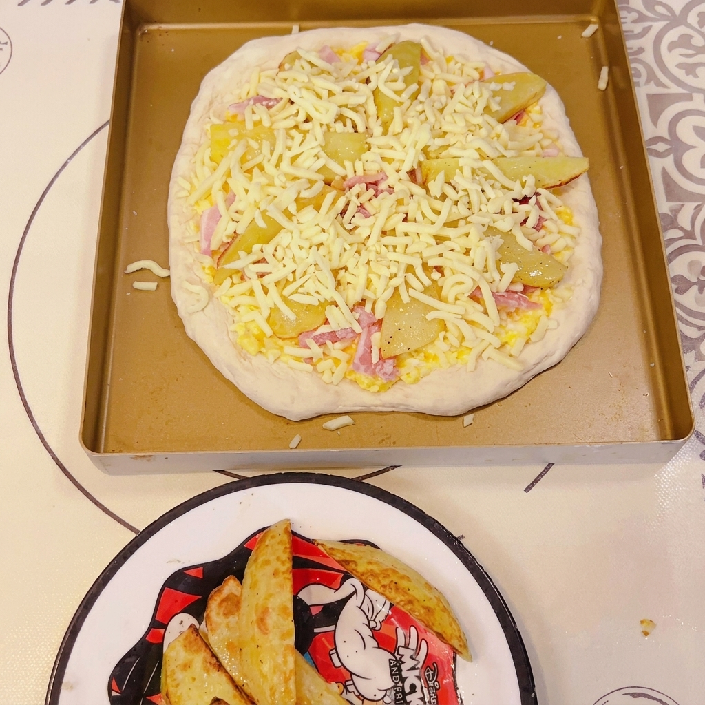 Ein rundes, flaches Stück Teig auf einem Backblech wird mit einer Gabel eingestochen.