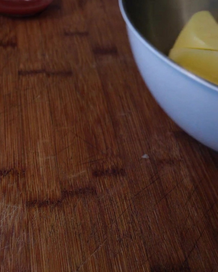 Nahaufnahme von Kartoffelstücken, die in einem großen Topf mit Wasser auf dem Herd kochen.