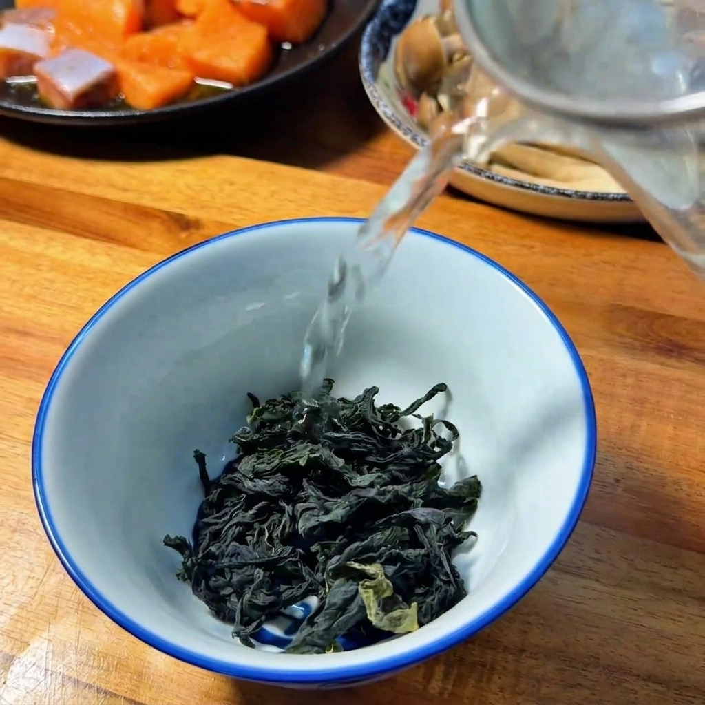 Getrocknete Wakame-Algen, die in einer Schüssel mit heißem Wasser eingeweicht werden.