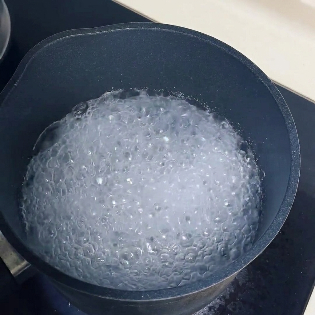 Mu-Err-Pilze kochen in einem Topf mit Wasser, quellen auf und werden weich.